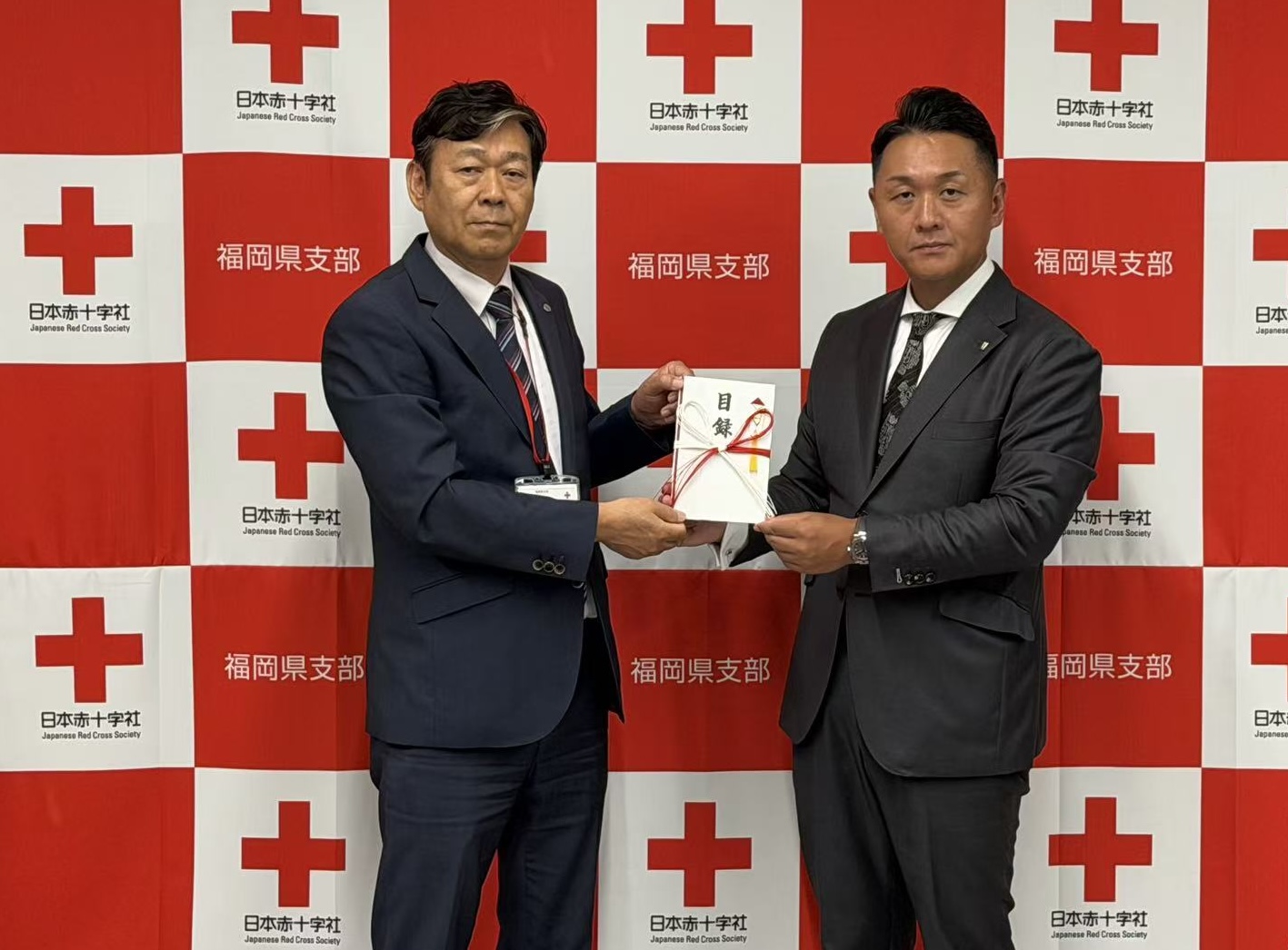 日本赤十字社福岡県支部で義援金の目録を手渡す様子