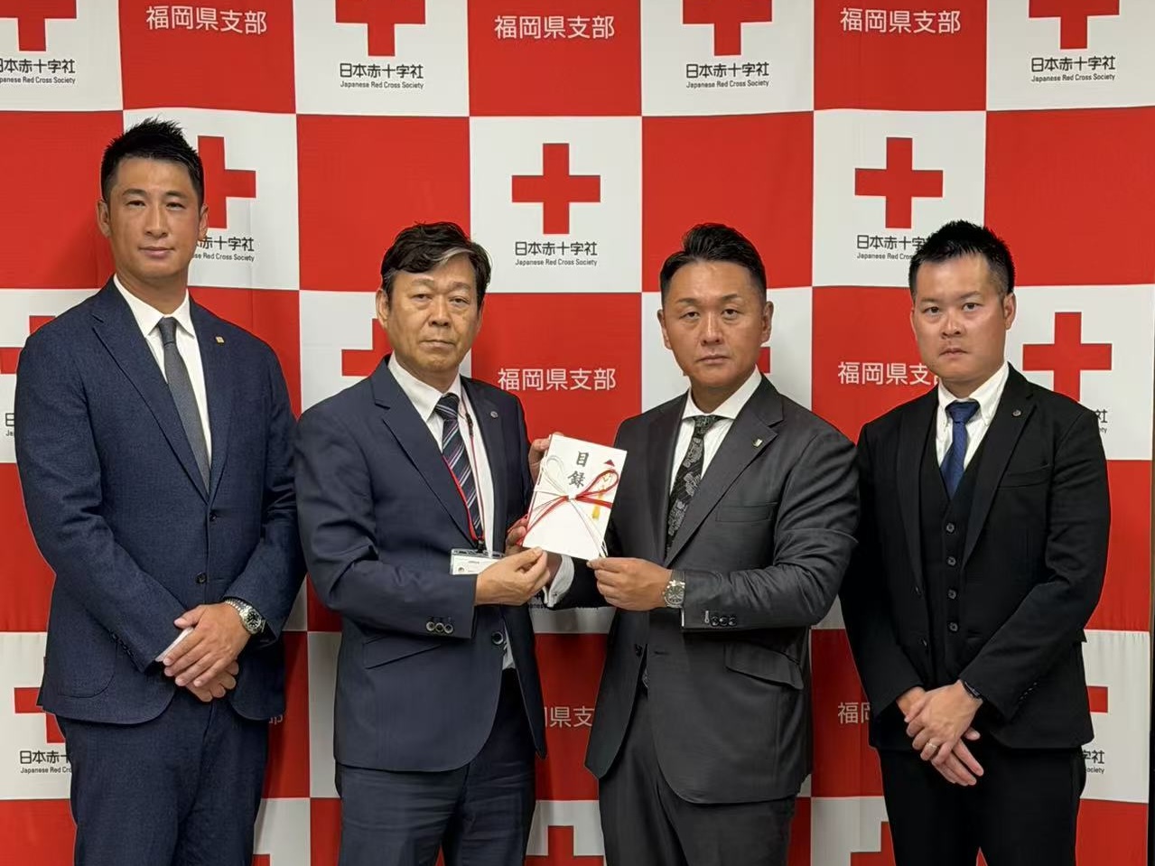 日本赤十字社福岡県支部での義援金寄託時の集合写真